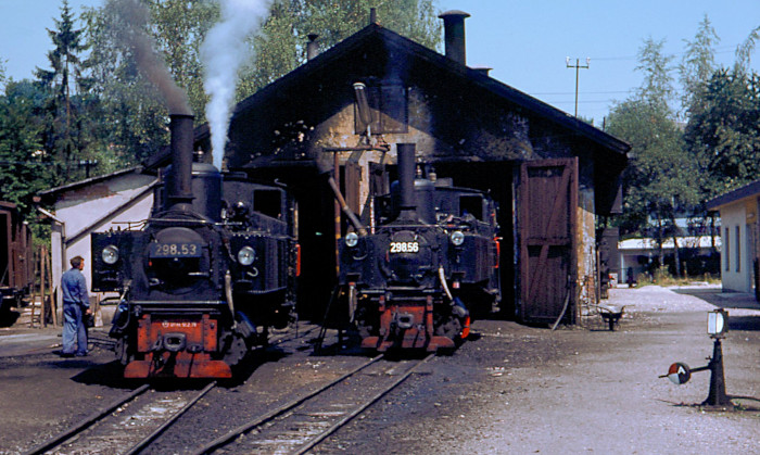 298.53 neben 298.56 am Heizhaus in Garsten, im Juli&nbsp;1976