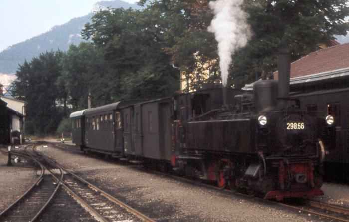 298.56 mit dem kurzen Personenzug im Bahnhof Molln, Juli&nbsp;1976