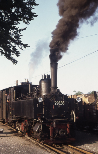 298.56 kreuzt mit Güterzug und wartet mit ihrem Zug auf Abfahrt, Juli&nbsp;1976