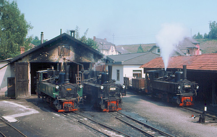 298.51 neben 298.56 und weiter hinten rechts 298.53 am Heizhaus in Garsten, im Juli&nbsp;1976