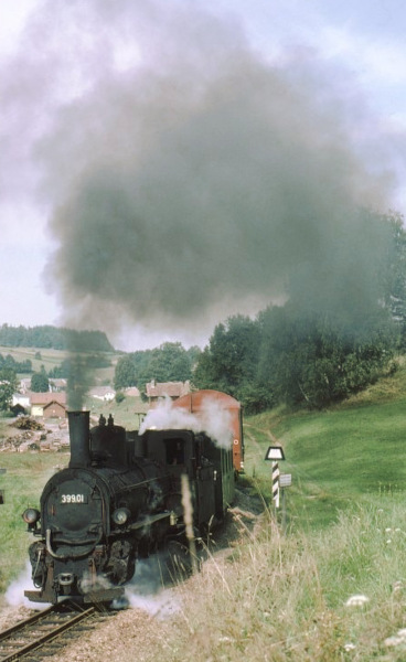 399.01 mit einem dieser planmäßigen Güterzüge hinter der Ausfahrt Weitra, im Sommer&nbsp;1975