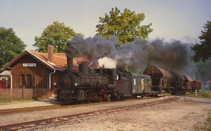 399.02 mit Güterzug Bzg&nbsp;71445 in Alt&nbsp;Weitra, im September&nbsp;1992
