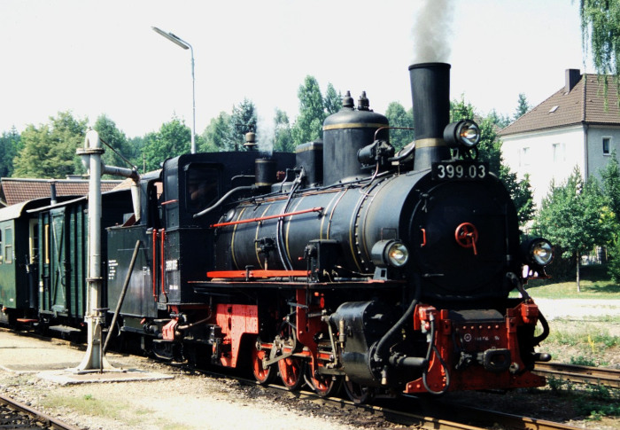 399.06 vor einem Personenzug in Alt Nagelberg, allerdings nun schon im Sonderverkehr, nämlich im August&nbsp;1995