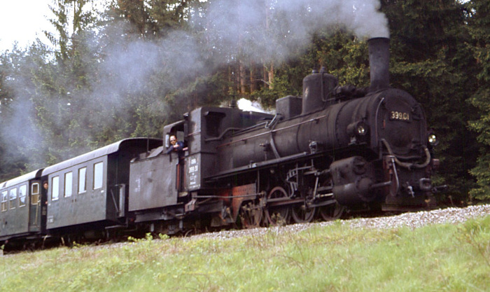 399.01 mit Personenzug bei Heidenreichstein, im Juli&nbsp;1976