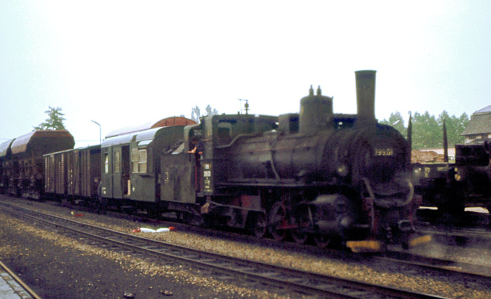 399.01 vor einem der damals dort üblichen Güterzüge in Gmünd, im Juli&nbsp;1976