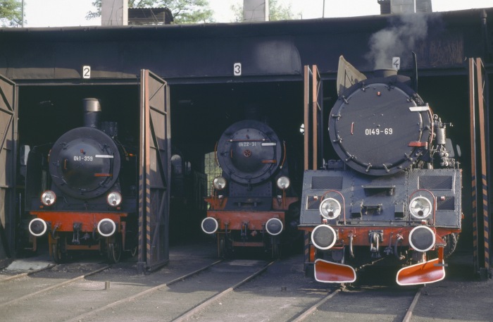 Ol49-69 neben Ok22-31 und der bekannten P8 Ok1-359 im Schuppen Bw&nbsp;Wolsztyn, abends am 04.07.1995