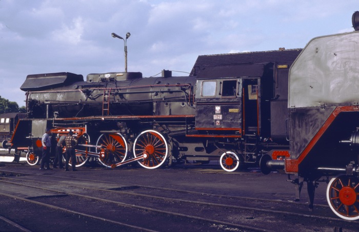 an der Ol49-7 sind Kuppelstangen für eine Reparatur teilweise abgebaut, Bw&nbsp;Wolsztyn am Abend des 04.07.1995