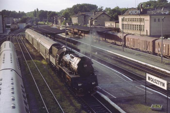 Ol49-32 vor Zug Nr.44231 (->Grodzisk&nbsp;Wlkp.) am Bahnsteig in Wolsztyn, abends am 04.07.1995