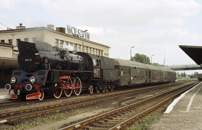 Ol49-69 ist soeben mit dem Zug&nbsp;33045 aus Leszno im Bahnhof Wolsztyn eingetroffen, am 05.07.1995