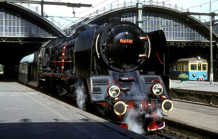 Pt47-10 in Wrozław Głowny vor Schnellzugwagen, im Juni 1977
