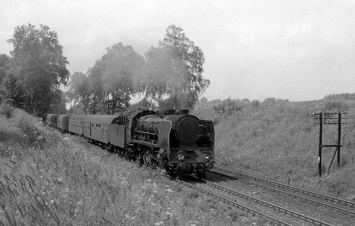 Pt47-112 mit D-Zug in voller Fahrt bei Nowy&nbsp;Świętów, im Juli 1986
