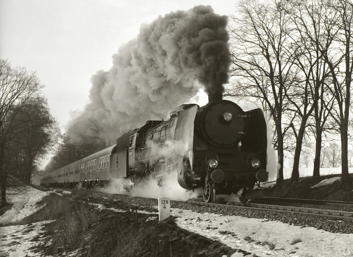 Pt47-168 mit D-Zug in voller Fahrt bei Nowy&nbsp;Świętów, im März 1986