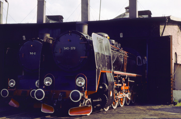 Ty45-379 neben Ty3-2 im Bw&nbsp;Wolsztyn, am 04.07.1995