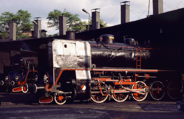 Ty45-379 im Bw&nbsp;Wolsztyn, weiter dahinter ist Ol49-69 zu sehen, abends am 04.07.1995
