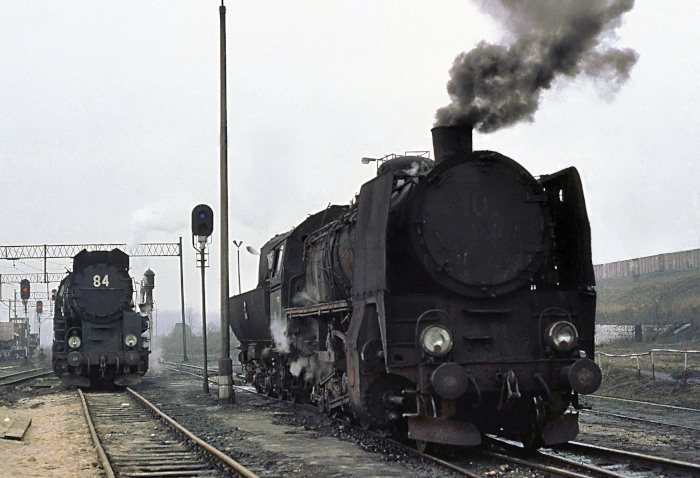 Ty45-105 und weiter hinten links Ty51-84 im Bw&nbsp;Pyskowice der PMPPW (im März 1988)
