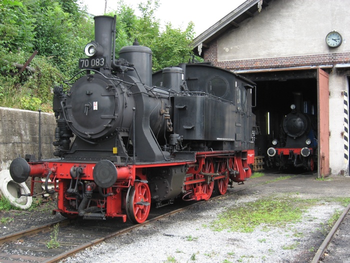 70&nbsp;083 vorn und TAG&nbsp;7 hinten im Schuppen Bw Tegernsee, am 01.09.2007