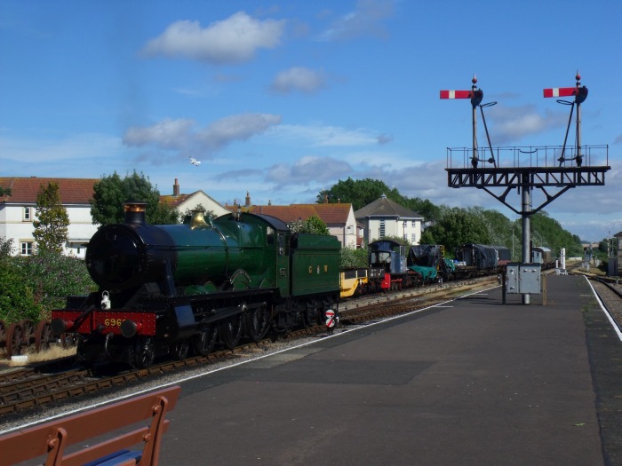 Bahnhof Mi&zwj;n&zwj;ehead auf dem Bahnsteig, am 27.07.2016