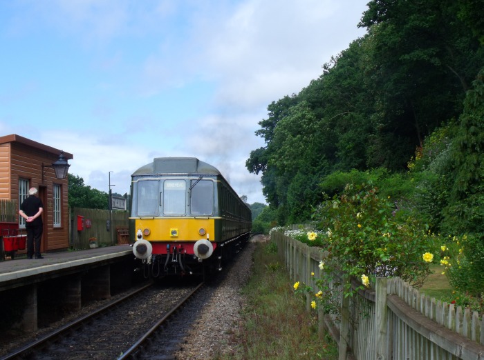 DMBS&nbsp;51880 Abfahrt in Stogumber abwärts Richtung Williton (Nachschußfoto eben), um 12:07h am 28.07.2016