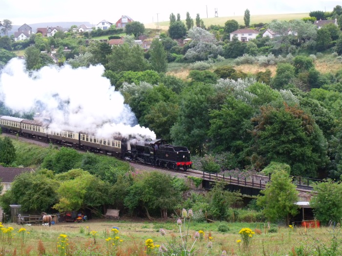 53808&nbsp;Tv mit Zug nach Mi&zwj;n&zwj;ehead in der Steigung nördlich von Watchet Richtung Washford, um 11:58h am 29.07.2016