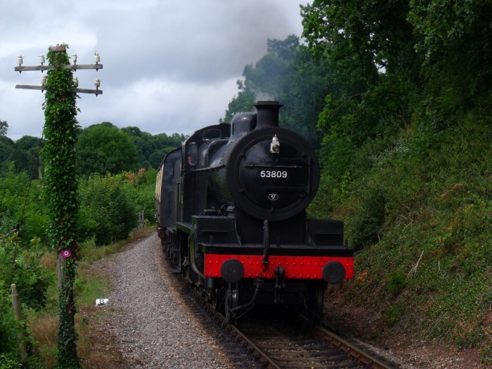 53809 mit Zug aus Mi&zwj;n&zwj;ehead nach Bishops&nbsp;Lydeard einfahrend in Stogumber Station, um 13:23h am 02.08.2016