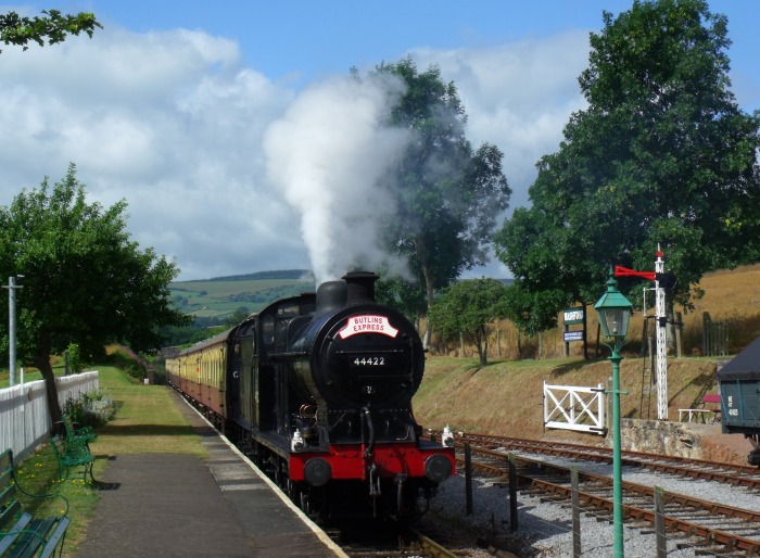 44422 trifft mit Zug aus Mi&zwj;n&zwj;ehead Richtung Bishops&nbsp;Lydeard im Bahnhof Washford ein, um 10:39h am 03.08.2016