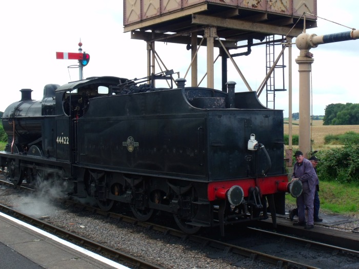 44422 neben dem Wasserkran und -Turm in Bishops&nbsp;Lydeard, um 11:49h am 03.08.2016