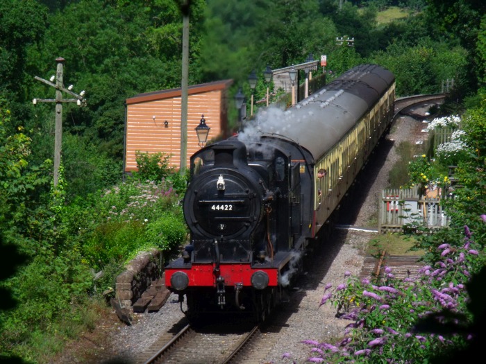 44422 mit Zug aus Mi&zwj;n&zwj;ehead nach Bishops&nbsp;Lydeard, Ausfahrt aus Stogumber Station, um 11:20h am 04.08.2016