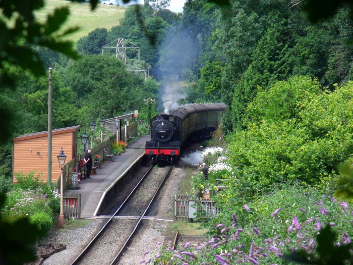 53809 mit Zug aus Mi&zwj;n&zwj;ehead nach Bishops&nbsp;Lydeard, einfahrend in Stogumber, um 13:41h am 04.08.2016