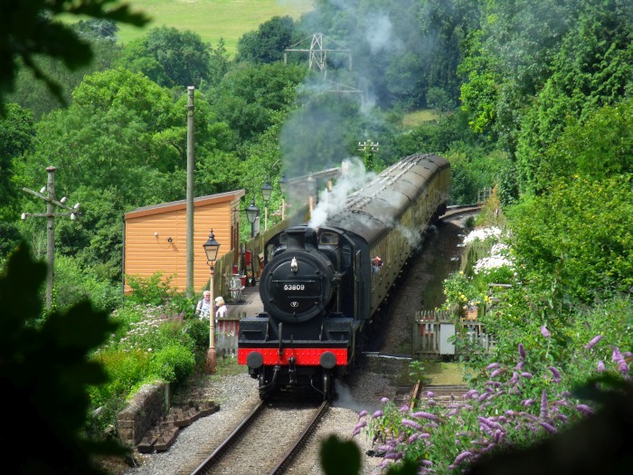 53809 mit Zug aus Mi&zwj;n&zwj;ehead nach Bishops&nbsp;Lydeard, Ausfahrt Stogumber, um 13:42h am 04.08.2016