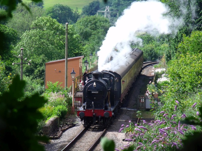 44422 mit dem Zug Mi&zwj;n&zwj;ehead-&rarr;Bishops&nbsp;Lydeard, Ausfahrt Stogumber, um 15:32h am 04.08.2016
