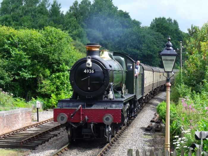 4936 KINLET&nbsp;HALL mit Zug von Bishops&nbsp;Lydeard nach Mi&zwj;n&zwj;ehead, einfahrend in Stogumber, um 14:57h am 05.08.2016