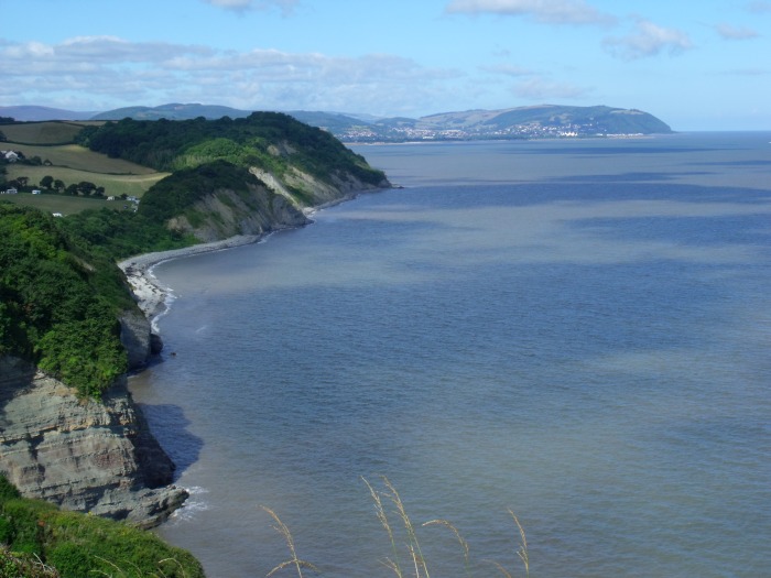 Wenn man nördlich von Watchet von unserem Sound- Aufnahmestandpunkt die Wiesen und den Wanderweg bergauf läuft, kommt man nach einigen hundert Metern direkt an die steile Nordküste mit diesem schönen Blick auf Mi&zwj;n&zwj;ehead und den Bristol Channel, fotografiert am 06.08.2016 um 10:15h