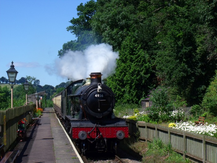 4936 mit Zug von Mi&zwj;n&zwj;ehead nach Bishops&nbsp;Lydeard nun vorwärts, einfahrend in Stogumber, um 13:22h am 06.08.2016
