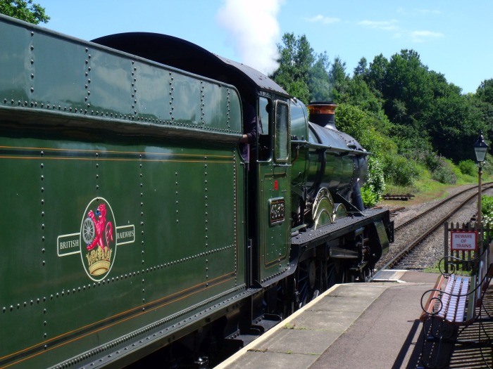 4936 mit Zug von Mi&zwj;n&zwj;ehead nach Bishops&nbsp;Lydeard verläßt nun Stogumber, um 15:23h am 06.08.2016