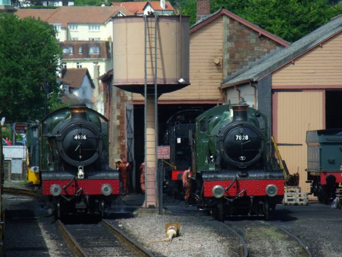 4936 KINLET&nbsp;HALL neben 7822 ehemals ODNEY&nbsp;MANOR, seit 2011 umbenannt in “NORTON&nbsp;MANOR”, am Shed (Betriebswerk) in Mi&zwj;n&zwj;ehead, um 12:10h am 08.08.2016