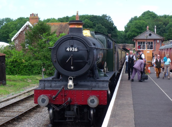 4936 mit Zug aus Mi&zwj;n&zwj;ehead nach der Ankunft in Bishops&nbsp;Lydeard, um 13:53h am 08.08.2016