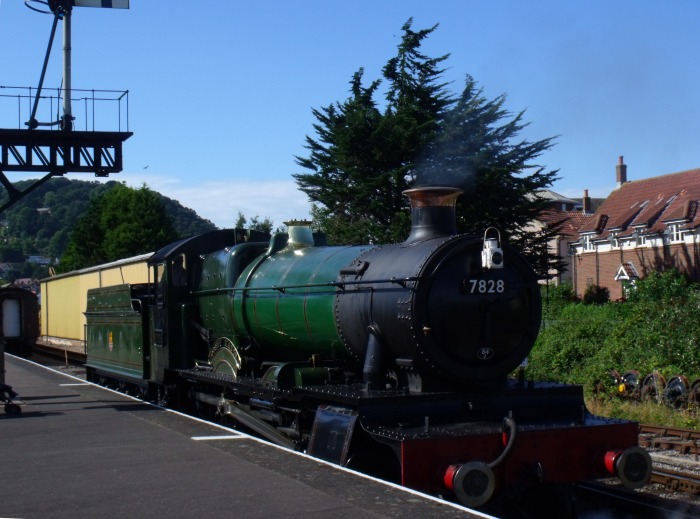 7828 NORTON&nbsp;MANOR geht an den Zug nach Bishops&nbsp;Lydeard in Mi&zwj;n&zwj;ehead, um 16:18h am 08.08.2016