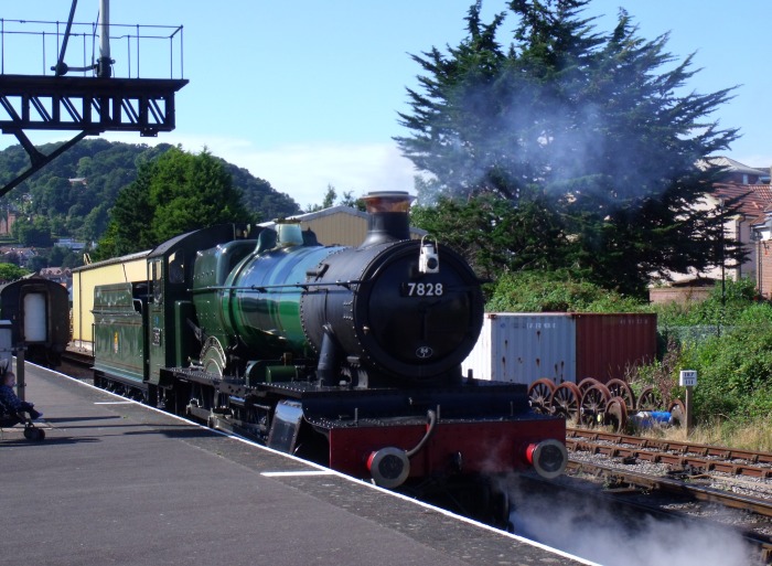 7828  NORTON MANOR geht an den Zug nach Bishops&nbsp;Lydeard in Mi&zwj;n&zwj;ehead, um 16:18h am 08.08.2016