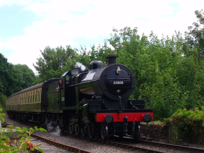 53808 mit Zug von Bishops&nbsp;Lydeard nach Mi&zwj;n&zwj;ehead, einfahrend in Stogumber, um 14:42h am 24.07.2018
