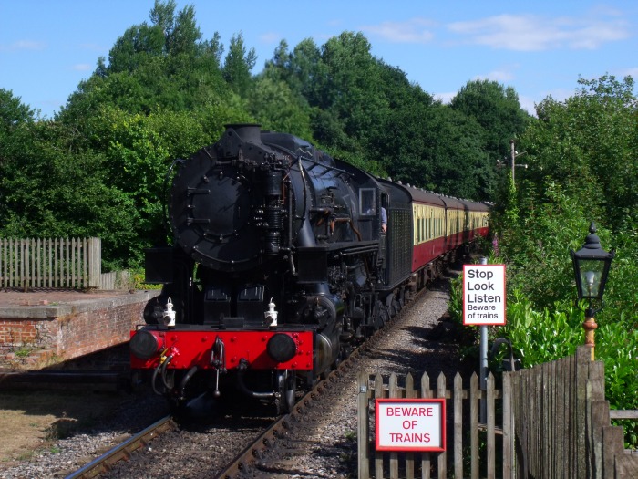 6046 mit Zug von Bishops Lydeard nach Mi&zwj;n&zwj;ehead , einfahrend in Stogumber, um 16:48h am 24.07.2018