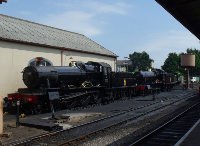 Hintereinander am Schuppen des Bw in Mi&zwj;n&zwj;ehead  stehen 7822 (FOXCOTE&nbsp;MANOR) vor der 7820 DINMORE&nbsp;MANOR und warten auf ihre nächsten Einsätze, fotografiert um 13:52h am 26.07.2018.