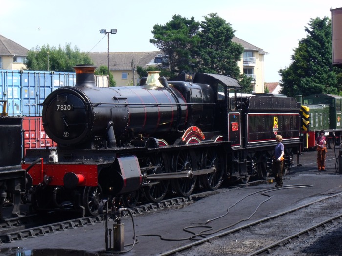 7820 DINMORE&nbsp;MANOR allein fotografiert, die nun im Rahmen der Einsatzvorbereitungen auch etwas geputzt wird, um 13:53h am 26.07.2018