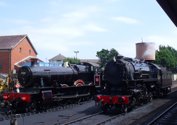6046 (rechts) neben 7820 (links) im shed Mi&zwj;n&zwj;ehead , um 13:58h am 26.07.2018
