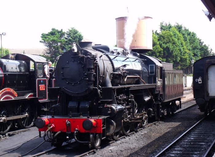 6046 (rechts) neben 7820 (links) im shed Mi&zwj;n&zwj;ehead , um 13:58h am 26.07.2018