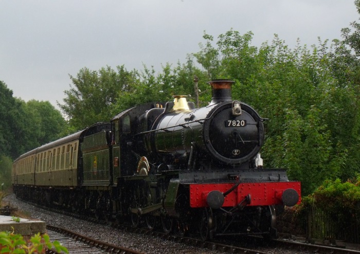 7820 DINMORE MANOR mit Zug nach Mi&zwj;n&zwj;ehead  einfahrend in Stogumber, um 11:42h am 27.07.2018