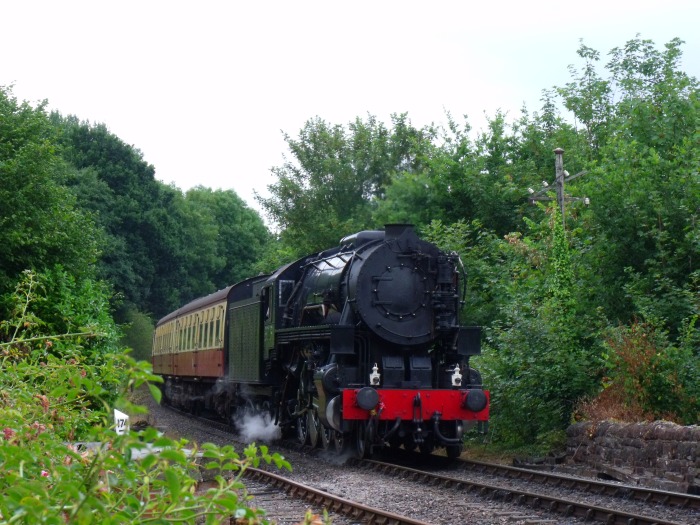 6046 mit Zug nach Mi&zwj;n&zwj;ehead  einfahrend in Stogumber, um 12:42h am 27.07.2018