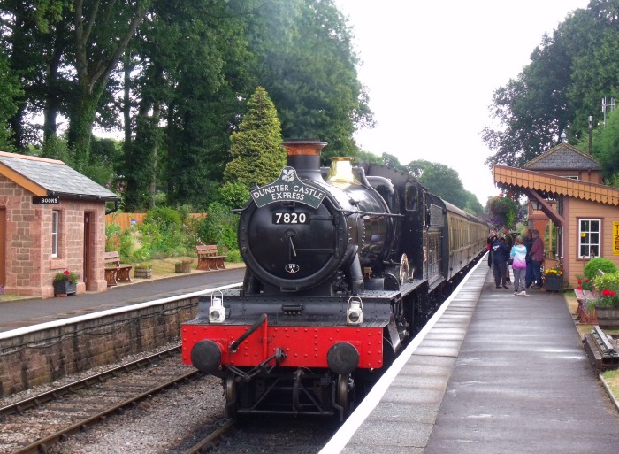 7820 mit Zug nach Mi&zwj;n&zwj;ehead  einfahrend in Crowcombe Heathfield, um 10:34h am 28.07.2018