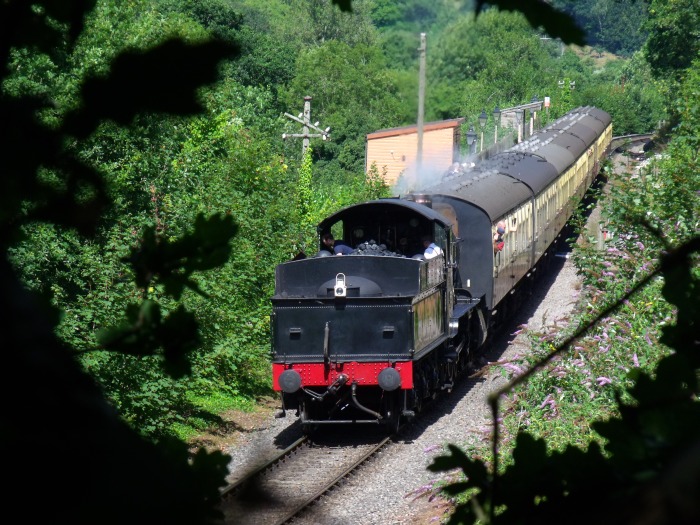 7822&nbsp;Tv mit Zug von Mi&zwj;n&zwj;ehead nach Bishops Lydeard ausfahrend Station Stogumber, um 11:18h am 31.07.2018