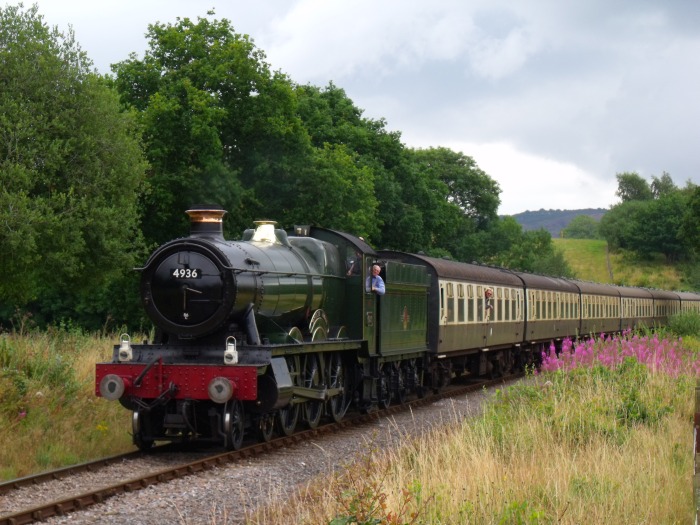 4936 mit dem ersten Zug des Tages Bishpo&nbsp;Lydeard -&rarr;Mi&zwj;n&zwj;ehead zwischen Crowcombe&nbsp;Heathfield und Stogumber bei Homeleigh Meadow, um 10:43h am 05.08.2016