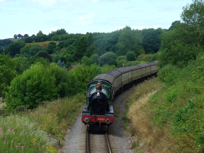 6960 mit Zug Richtung Bishop&nbsp;Lydeard direkt von der Leigh Lane Bridge aus fotografiert, um 13:23h am 31.07.2018.